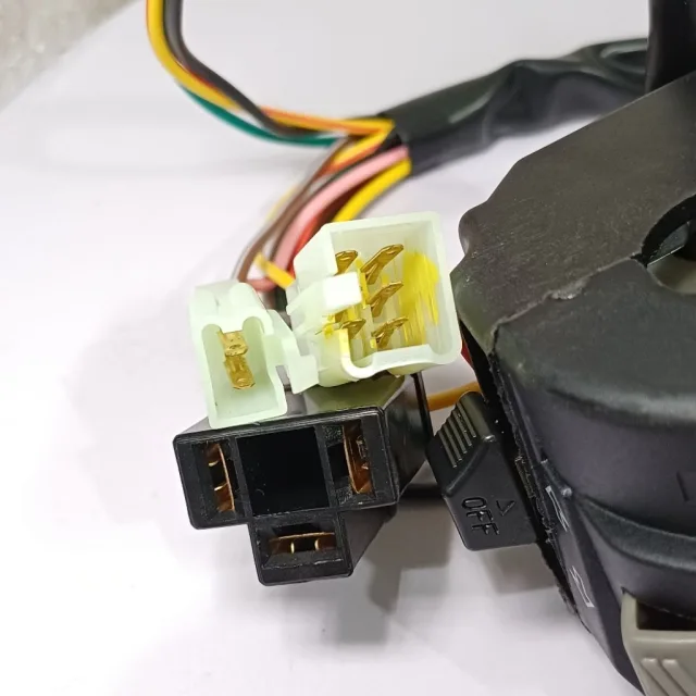 HOLDER SAKLAR SWITCH MOTOR KIRI LH VIXION NEW LH KIRI 1PA
