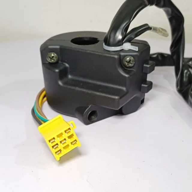 HOLDER SAKLAR SWITCH SCOOPY KARBU LAMA KANAN RH