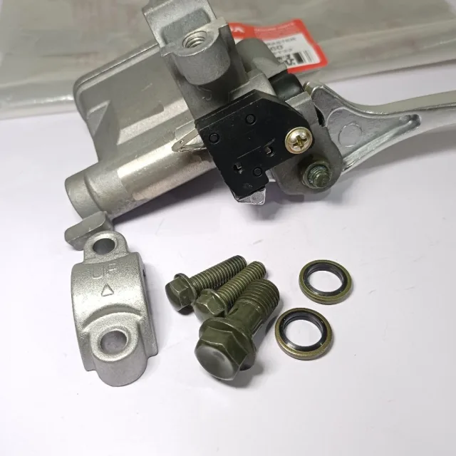 RUMAH MINYAK MASTER REM ASSY ATAS KANAN REVO ABSOLUTE BLADE LAMA KWB