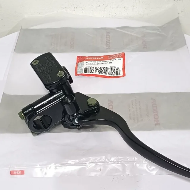 RUMAH MINYAK MASTER REM ATAS ASSY KANAN VARIO 110 KARBU LAMA KVB