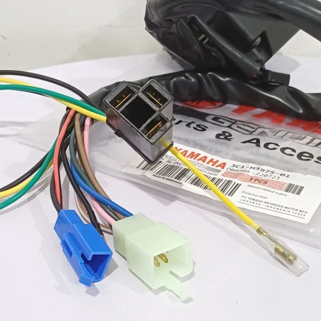 HOLDER SAKLAR SWITCH MOTOR KIRI LH VIXION OLD LAMA 3CI 3C1